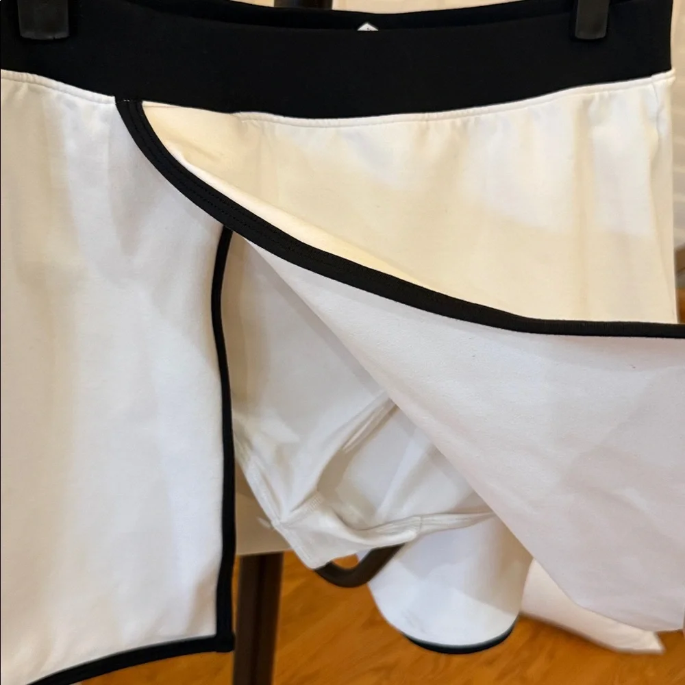 ALO Yoga Cream Skort with Black Trim
